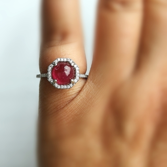 EXQUISITE cabochon Ruby ring with white sapphire halo size 8 - Picture 6 of 8